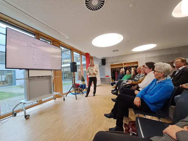 Petra Bialoncig aus dem Vorstandt der Messmer-Stiftung verkündet die diesjährigen Förderprojekte und gibt einen Einblick in die Antragsformulare.  | Foto: Sebastian Ridder