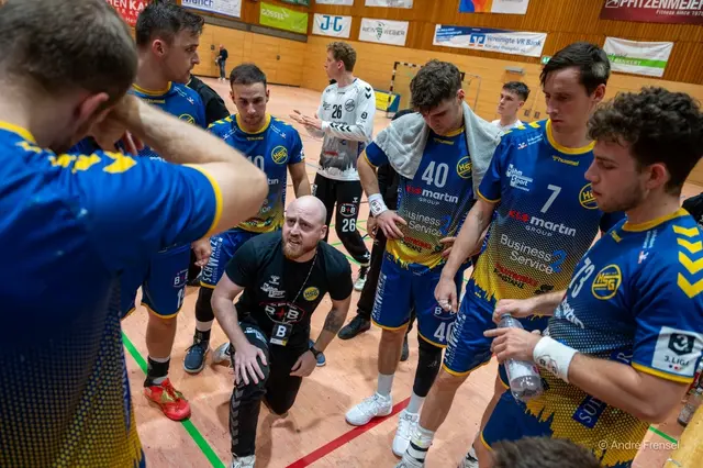 Trainer Vitor Baricelli (knieend) legt aus persönlichen Gründen sein Cheftraineramt beim Handball-Zweitligist HSG Konstanz nieder. | Foto: André Frensel
