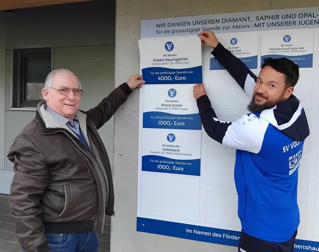 Robert Baumgartner (links) und Dennis Schädler (rechts) bei der Anbringung der Spendertafel. | Foto: SV Volkertshausen