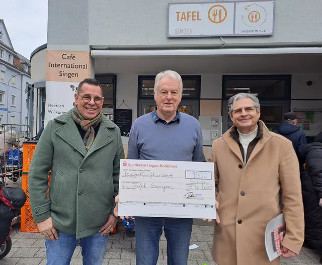 Im Bild von links: Jörg Plischke, Udo Engelhardt und Torsten Wehrspann vor der Tafel in Singen. | Foto: Tafel im Landkreis Konstanz