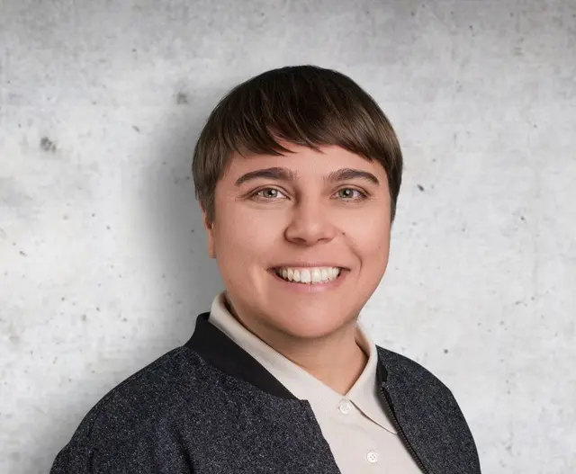 Dr. Kathrin Leipold, Mitarbeiterin im Forschungsinstitut Gesellschaftlicher Zusammenhalt (FGZ) – gibt im Interview Einblicke in ihre wissenschaftliche Perspektive auf gesellschaftliche Dynamiken, Integrationsarbeit und die Rolle von Kommunen. | Foto: Uni Konstanz