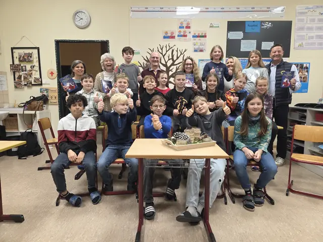 Die Klasse 4b der Grundschule Stockach mit der Lehrerin Frau Sarah Stengele (hinten, dritte von rechts) und den Vorleserinnen und Vorlesern Simone Schöttle, Esther Braun, Manfred Peter, Simone Keil und Christoph Karle. | Foto: Christoph Karle