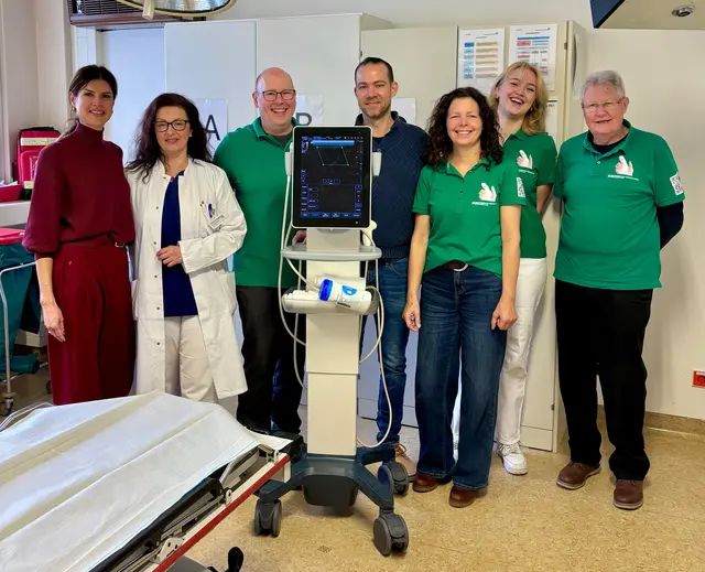 Im Bild von links nach rechts: Sarah Streit, Dr. Svjetlana Peka, Rolf Bart, Dr. Matthias Pohl, Astrid Funk, Julia-Tosca Schuler und Siegfried Bühler  | Foto: Bernd Zimmermann, Geschäftsführer des Krankenhauses Stockach