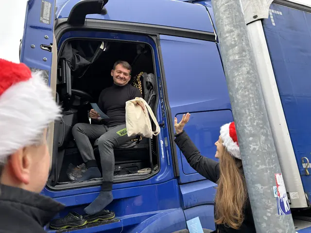 Zwei Rotarier übergeben einen Geschenksack an einen LKW-Fahrer. | Foto: Caroline Geyer (RC A81)