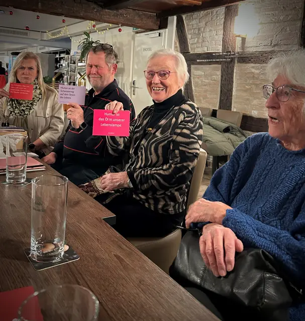 Humor bereichert das Leben: Damit setzten sich die Teilnehmenden des MehrgenerationenStammtischs in Markelfingen bei ihrem Dezember-Treffen zuletzt auseinander. | Foto: Marina Uhlenbrock