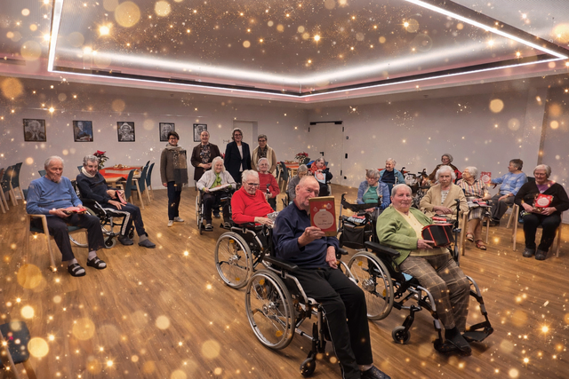 Die Geschenkübergabe vor den Feiertagen im Hospital zum Heiligen Geist sorgte für freudige Gesichter. | Foto: Seemaxx/cg