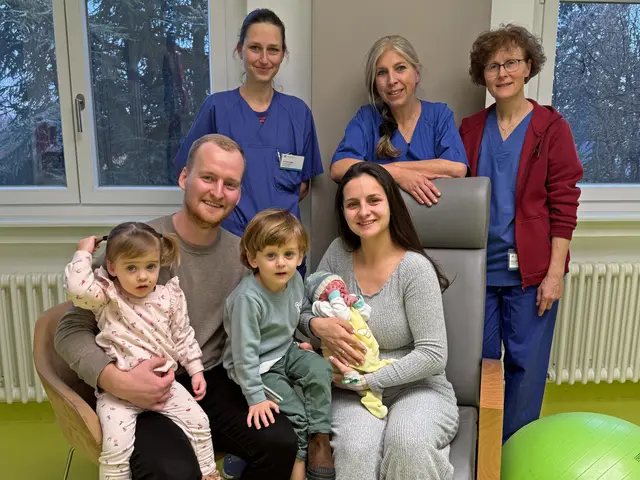 Freuen sich über das erste Neujahrsbaby 2026 am HBK Singen (vorne von links): Die Familie Siegel: Rahel, Etienne, Eliab, Joab und Melissa-Maria 
(hinten von links): Frau Dr. Lisa Schöniger, Hebamme Ulli Abel-Schulz und Hebamme Ingrid Offer.
 | Foto: GLKN/Benkißer