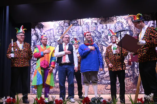 Die neuen Laufnarren Andy Meier (2. von links), Carsten Gabbert (Mitte) und Simon Götz (3. von rechts) während ihres Laufnarrenschlags. | Foto: Philipp Findling