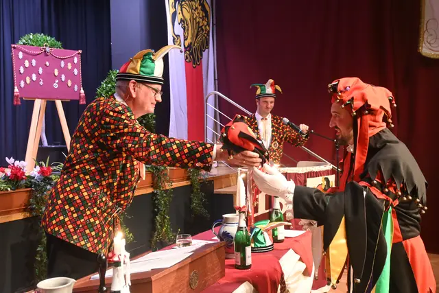 Ein wahrlich historischer Moment bei der Dreikönigssitzung: Narrenrichter Jürgen Koterzyna überreichte dem neuen Hans Kuony, Adrian Bernhard, offiziell seine neugeschnitzte Marotte. | Foto: Philipp Findling