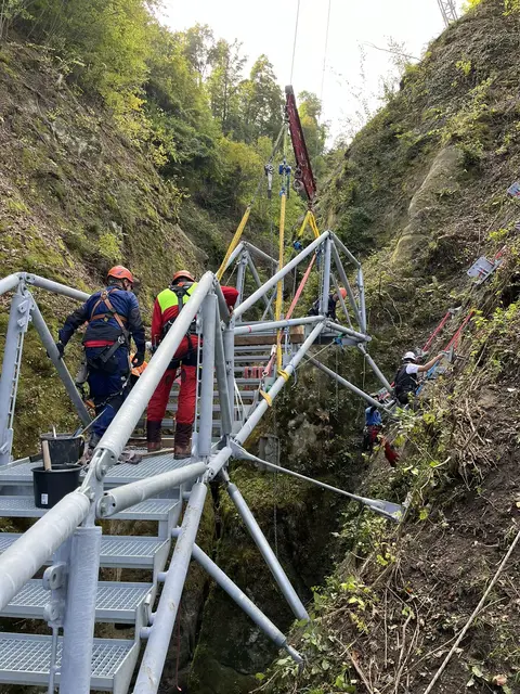Der neue Weg über der Marienschlucht ist kein alltägliches Projekt. Die Mitarbeiter der Firma Rettich Stahlbau mussten die Stahlkonstruktion in 52 Höhenmetern an Felsen montieren. | Foto: Rettich Stahlbau