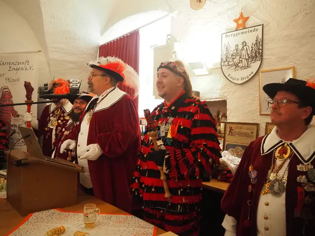 Narrenpräsident "Christoph der Erste" (am Mikrofon) führte gut gelaunt durch die Fasnachtseröffnung. | Foto: hol