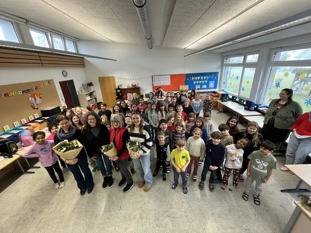 Heike Pichner-Hügle, Anja Abert, Margot König und Amelie Fahr mit Schülerinnen und Schülern der Außenstelle Bietingen.
 | Foto: Grundschule Hebelschule Gottmadingen