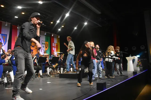 Das große Highlight des Zeller Neujahrsempfang war die Premiere des Jubiläumssongs "Stadt am See", performt von Jörn Weprich (links), Punita Lorch (2. von links) und den Hummelsummern der Grundschule Böhringen. | Foto: Philipp Findling