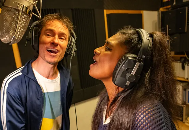 Punita Lorch und Jörn Weprich singen zusammen den Jubiläumssong „Stadt am See“. Zum Jubiläumssong „Stadt am See“ wurde auch ein Musikvideo gedreht.
 | Foto: Mike Landauer