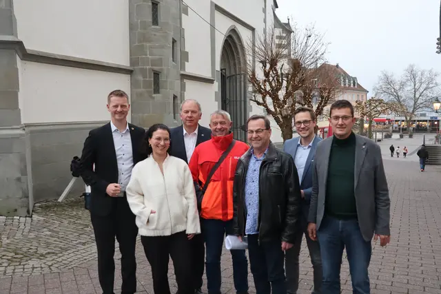 Sie wollen die Wege, Häuser und Flächen vom Bahnhof bis zum Seemax gemeinsam aufwerten. Von links: Oberbürgermeister Simon Gröger, 
Marina Brügel vom Referat des Oberbürgermeisters, CDU-Gemeinderat Bernhard Diehl, Dietmar Baumgartner, Gemeinderat von den Freien Wählern, Gemeinderat Jürgen Keck, Emmanuel Flierl, Leitung Fachbereich Wirtschaftsförderung und Liegenschaften, und SPD-Gemeinderat Markus Zähringer.  | Foto: Sebastian Ridder
