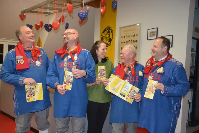 Ausgelassene Stimmung schon vor der Fasnet: Poppele-Säckelmeister Holger Marxer (von links), Zunftmeister Timo Heckel, Presserätin Christine Gaiser, Narrenspiegel-Regisseur Ekke Halmer und Zunftkanzler Daniel Kech präsentierten das Programm für 2026. | Foto: Tobias Lange