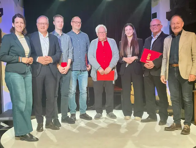 Mut, Engagement und Zuversicht vor der anstehenden Landtagswahl prägten den SPD-Neujahrsempfang 2026 in der Färbe: Mit dabei (von links) Bundestagsabgeordnete Dr. Lina Seitzl, SPD-Spitzenkandidat Andreas Stoch, Neuzugang Paul Wilhelm, Jubilare Ralf Schröder (40 Jahre) und Jürgen Sieger (50 Jahre), Landtagskandidatin Giuliana Ioannidis, Singens SPD-Vorsitzender Berthold Jörke und Landtagsabgeordneter Hans-Peter Storz.
 | Foto: Bernhard Grunewald