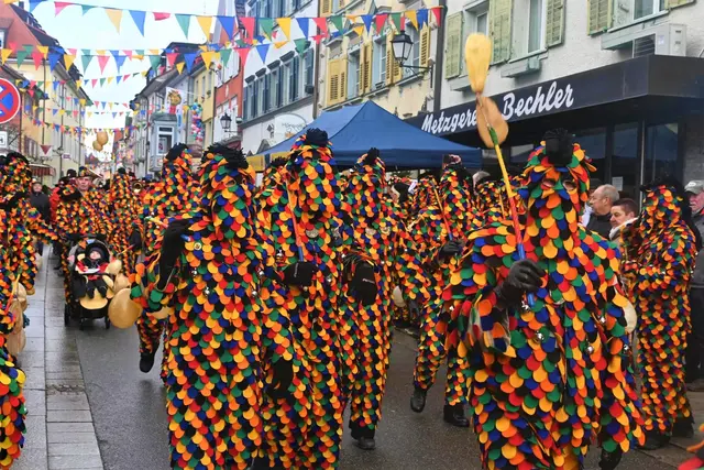 Für das Narrentreffen zu 675 Jahren Stockacher Narrengericht wurde der ÖPNV deutlich ausgeweitet.  | Foto: Philipp Findling