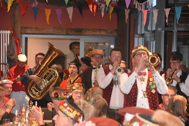 Mit einer musikalischen Einlage läutete die Narrenmusik ihren Redebeitrag beim Fasnet vuzelle am 14. Januar ein.  | Foto: Philipp Findling