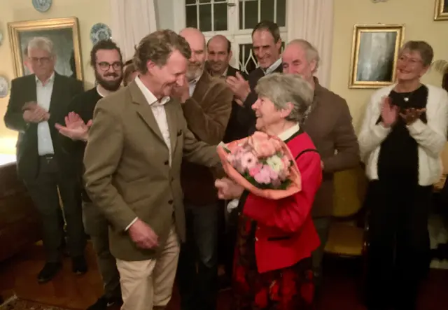 Seit 61 Jahren ununterbrochen nahezu familiärer Gast auf dem Gräflichen Schloss: Helga Helm (90) mit Blumen von Johannes von Bodman, den sie schon als Kind kannte | Foto: Bernhard Grunewald