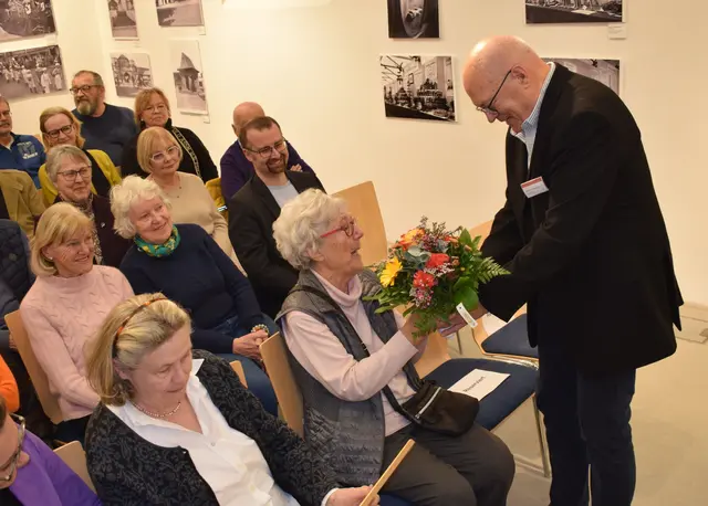 Der Sohn des Radolfzeller Fotografen Paul Moriell, Guido hatte mit großer Sorgfalt das Erbe seines Vaters aufgearbeitet und der Öffentlichkeit zugänglich gemacht. Er selbst konnte aus Gesundheitsgründen nicht an der Vernissage teilnehmen. Der Präsident vom Fördervereins Museum und Stadtgeschichte, Reinhard Rabanser ernannte ihn zum Ehrenmitglied. Die Auszeichnung nahm seine Schwester Lioba Moriell (Bildmitte) entgegen. | Foto: Achim Holzmann