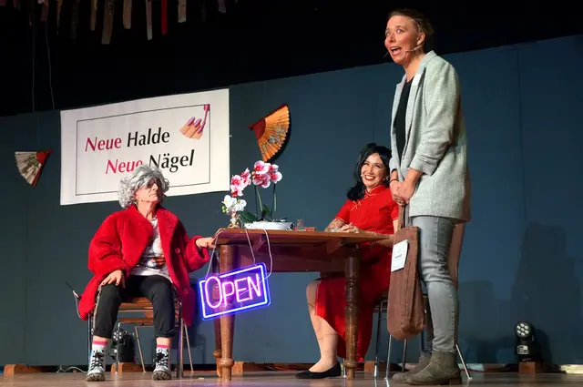 Neue Nägel in fast allen Formen und Farben, nicht aber zum Reparieren des Hasenstalls gibt es nun in Nenzingen - was die Moofanger gleich als Anlass für einen Sketch nahmen. | Foto: Constanze Wyneken