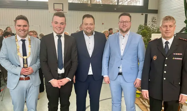 Im Aschluss an die Neujahrsansprache von Hilzingen’s Bürgermeister Holger Mayer erhielt Simon Spitznagel nach der Laudatio von Gemeinderat Marco Russo den Jugendpreis der Gemeinde Hilzingen, ehe Gemeinderat Marius Riesterer in feierlicher Rede die Leistungen und Verdienste von Jean-Pierre Müller würdigte, der die Ehrenmedaille der Gemeinde bekam (v.li.n.re.) | Foto: Bernhard Grunewald