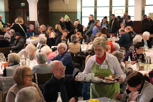 Der große Andrang in der Lutherkirche sorgte zwischenzeitlich für eine Warteschlange am Einlass. Doch eine Mahlzeit blieb letztendlich für jeden Besucher übrig.  | Foto: Sebastian Ridder
