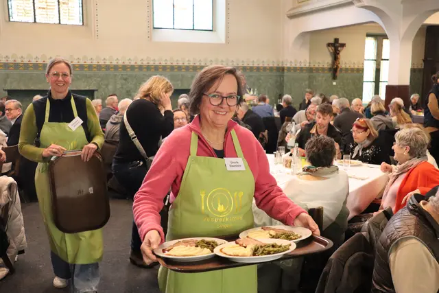 Ursula Eisenlohr aus Rielasingen-Worblingen hilft mit Frauen aus den katholischen Frauengemeinschaften der Region und einzelnen Helfern beim Tischservice.  | Foto: Sebastian Ridder