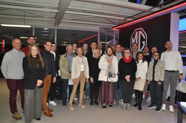 Die Gewinner der ersten sechs Preise zusammen mit allen Sponsoren, die bei der Preisübergabe am 19. Januar im Volkswagen Zentrum Singen dabei waren. | Foto: Anja Kurz