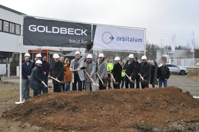 Mit den Neubauten von Orbitalum wird der Wirtschaftsstandort Singen gestärkt. Zum symbolischen Baustart durften unter anderem Oberbürgermeister Bernd Häusler (zweiter von links), Markus Tamm (dritter von links) und Dominik Kaspar (zweiter von rechts) den Spaten schwingen. | Foto: Anja Kurz