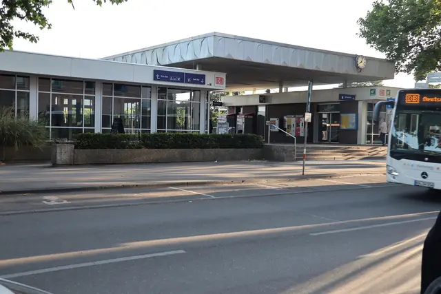 Westlich des Hauptbahnhofs plant die Stadt ein Fahrradparkhaus, um den Umstieg vom Rad auf die Züge zu erleichtern. Der Hauptbahnhof selbst soll 2027 umgebaut und modernisiert werden.  | Foto: Sebastian Ridder