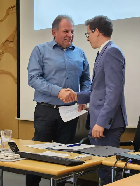 Ein Handschlag für die Zukunft. Hugo Maier (links) vereidigt Bürgermeister Benjamin Mors zu acht weiteren Amtsjahren, nachdem er die Wahl vergangenen Jahres gewonnen hat. | Foto: swb-Bild: Gemeinde Steißlingen