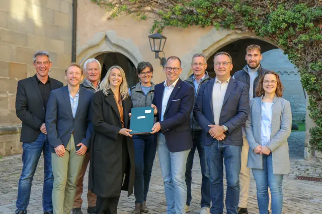 Folgende Personen waren bei der Vertragsunterzeichnung anwesend (von links): Michael Thies (Forst BW), Roland Stolarczyk (Forst BW), Michael Thorwarth (Forst BW), Marina Jung (Bürgermeisterin Neuhausen ob Eck), Elke Stäbler (Forst BW), Thorsten Scigliano (Bürgermeister Mühlingen), Jörg Hertle (Forst BW), Frank Sauvigny (iTerra energy GmbH), Florian Klaner (iTerra energy GmbH), Carla Bormuth (iTerra energy GmbH). | Foto: Forst BW