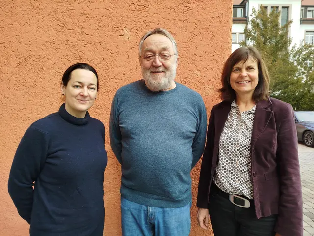 Die Veranstalter freuen sich auf die Vorträge in Konstanz und Singen. Von links: Sibylle Röth, Koordinatorin Rosa-Luxemburg-Club Konstanz, Klaus Mühlherr vom DGB-Kreisverband Konstanz und Heike Gotzmann von der Betriebsseelsorge Bodensee-Hohenzollern. | Foto: Rosa-Luxemburg-Club Konstanz