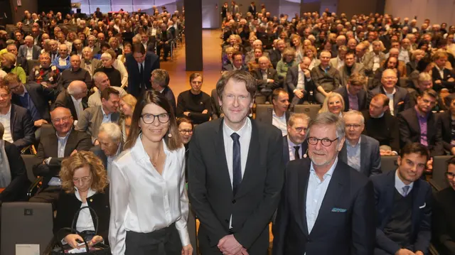 IHK-Neujahrsempfang im Zeichen von „Zukunft, Aufbruch und Perspektiven für die Wirtschaft“: Hauptgeschäftsführerin Prof. Dr. Katrin Klodt-Bußmann und Präsident Thomas Conrady begrüßen Gastredner Prof. Dr. Henning Vöpel im Bodenseeforum. | Foto: Oliver Hanser