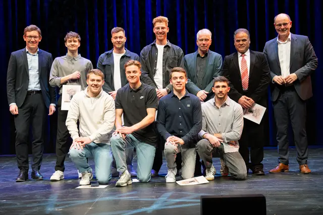Die Goldmedaillengewinner, die Turner des StTV Singen, gemeinsam mit Bürgermeister Marcus Röwer (hinten links) und Oberbürgermeister Bernd Häusler (hinten rechts) | Foto: Wolfgang Schneble
