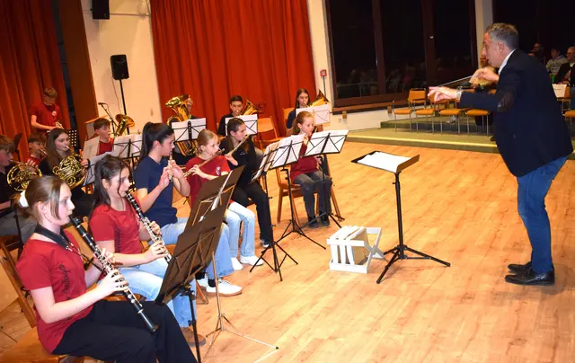 Konzertabschluss mit dem Jugendblasorchester unter der Leitung von Árpád Fodor. | Foto: Achim Holzmann