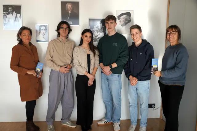 Corinna Bruggaier (die Leiterin des Amts für Kultur und Tourismus in Stockach) mit den „Jungen Meistern“ (v.l.) Lion Kaisler (Gitarre), Patrizia Urban (Gesang), Philip Höß (Perkussion, Marimba), Timo Lattner (Tenorhorn) und Claudia Seeber (Leitende des Musik-Leistungskurses); Jana Kalter (Gesang) und Jacob Pfaff (Perkussion, Marimba), die ebenfalls mit konzertieren werden, sind leider nicht abgebildet. | Foto: Constanze Wyneken