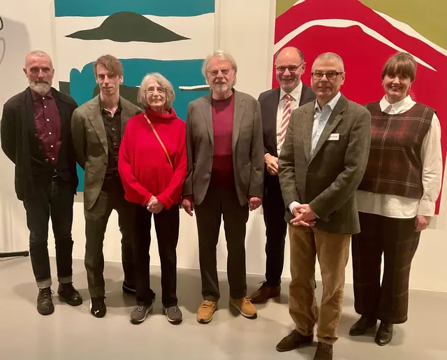 Markus Weggenmann (Bildmitte), ein Sohn der Stadt Singen, nach 30 Jahren retour im heimischen Kunstmuseum zur Ausstellungseröffnung „Pure Gegenwart“ mit seinem langjährigen Züricher Galeristen Mark Müller, Sohn Jannis, Ehefrau Uta Jaennicke-Weggenmann, Oberbürgermeister Bernd Häusler sowie Museumsleiter Christoph Bauer und Viktoria Tiedeke, neue stellvertretende Leiterin des Singener Kunstmuseums (v.li.n.re.). Nicht auf dem Bild: Galerist Thomas Taubert, Berlin. | Foto: Bernhard Grunewald