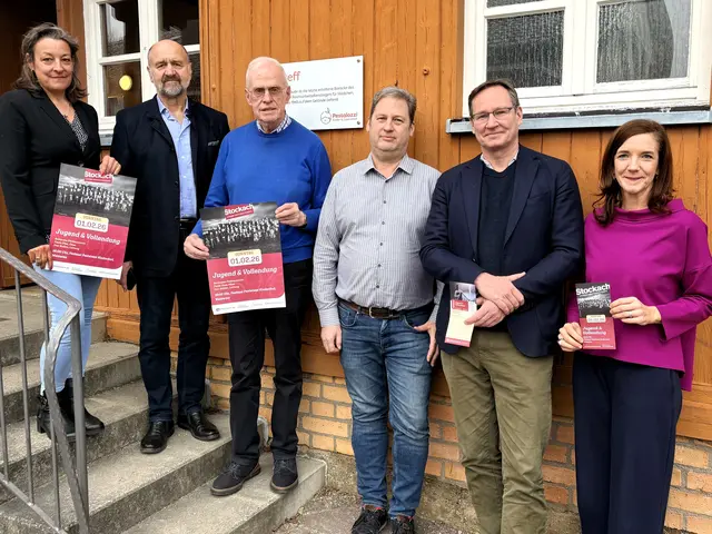 (v.l.): Corinna Bruggaier (Leiterin des Amts für Kultur und Tourismus in Stockach), Wolfgang Kammerländer und Willi Zöller von der Bürgerstiftung Stockach, Orchestermanager Peter Hartmann mit dem Intendanten der Bodensee-Philharmonie Hans-Georg Hofmann und Daniela Speitel (Kommunikation und Fundraising im Pestalozzi Kinderdorf Wahlwies) gingen eine Woche vor dem großen Konzert im Pestalozzi-Kinderdorf noch einmal an den planerischen Feinschliff. | Foto: Constanze Wyneken