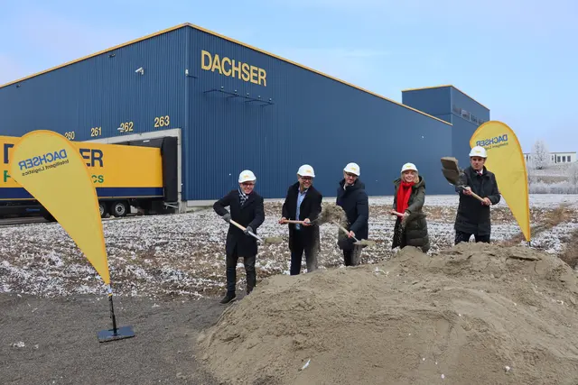 Die Verantwortlichen freuen sich auf den Baubeginn mit Anschluss an die bestehende Halle im Hintergrund. Von links: Bürgermeister Benjamin Mors, Niederlassungsleiter, Murat Paso, Dachser Managing Director European Logistics Germany, Claus Wetzel, Landtagsabgeordnete Saskia Frank und Landrat Zeno Danner. | Foto: Sebastian Ridder