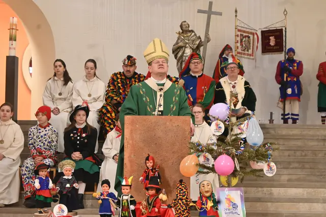 Eine in vieler Hinsicht zum Nachdenken anregende Predigt hielt Erzbischof Stefan Burger bei der Narrenmesse in der St. Oswald Kirche.  | Foto: Philipp Findling