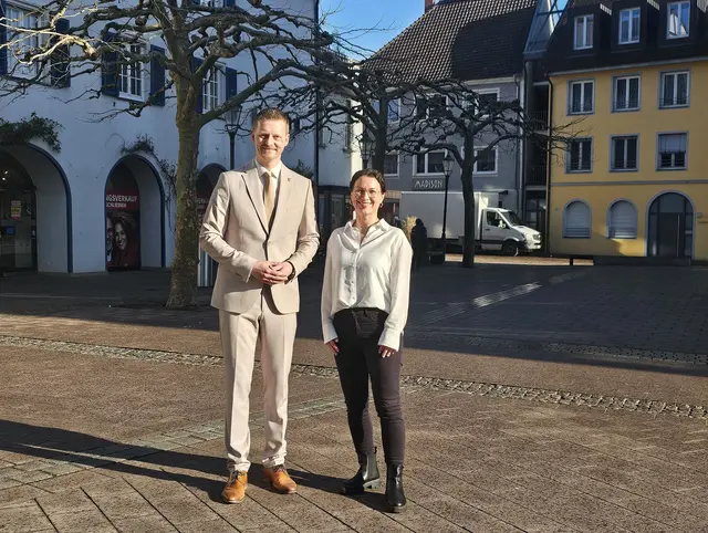 Oberbürgermeister Simon Gröger und Innenstadtkoordinatorin Marina Brügel auf dem Marktplatz. In der Nähe wird ein Spielplatz mit dem Thema Narren geplant, eine der Maßnahmen aus dem Aktionsprogramm „Lebendige Innenstadt“. | Foto: Stadt Radolfzell