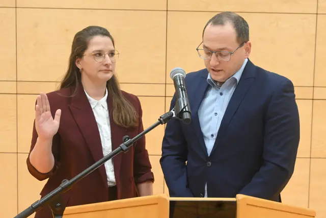 Judith Joy Klotz wird von Bürgerstellvertreter Christoph Schwab für das Amt der Bürgermeisterin der Gemeinde Volkertshausen verpflichtet. | Foto: Tobias Lange