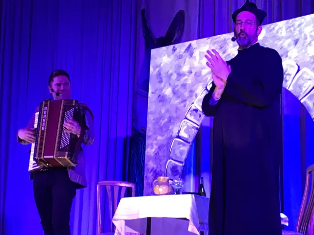 Das große Highlight des Bunten Abend der Pfiffikus Zunft Hilzingen war mit Sicherheit das "Tunnelgespräch" mit Bürgermeister Holger Mayer (links) und dem früheren Gemeindepfarrer Thorsten Gompper.  | Foto: Marcelino Rüth