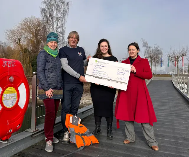 Freuen sich über die Spende für "Sea Eye" (von links): Christiane Kreitmeier (Grüne), Normen Küttner (Sea Eye), Rosa Buss (Grüne)  und Sibylle Röth (JuFoDiLi) mit dem symbolischen Scheck über 10.000 Euro. | Foto: Grüne Konstanz