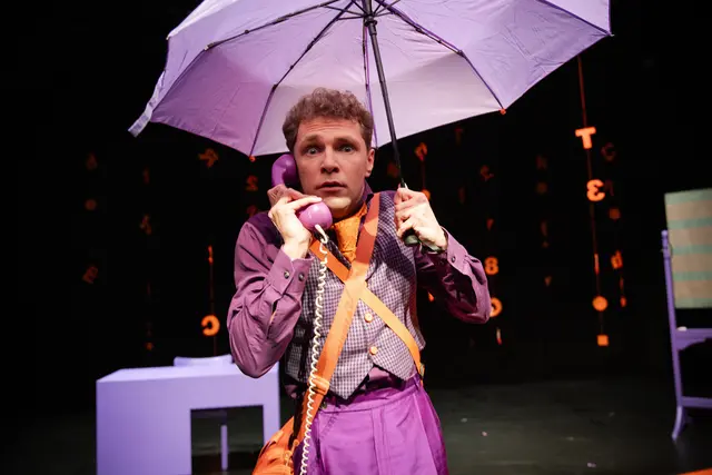 Angst und Aufregung tummeln sich in Anton Zapp, gespielt von Julius Engelbach. Er hat seinen ersten Tag als Referendar in dem Stück Ausrasten und zeigt, dass auch Erwachsene von Gefühlsausbrüchen nicht gefeit sind.  | Foto: Milena Schilling