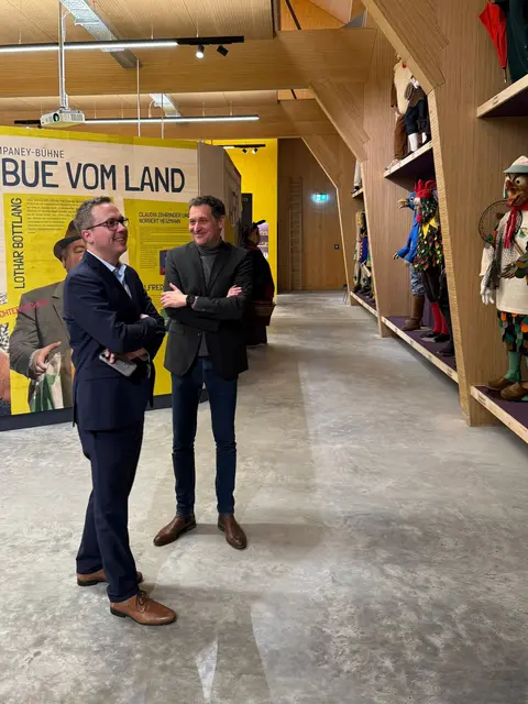 Andreas Deuschle (links) und Christoph Stetter beim Rundgang durch das Fasnachtsmuseum Schloss Langenstein. | Foto: Thomas Racke