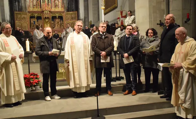 Der zentrale Moment der Feier. Das gemeinsame Bekenntnis aus der Gründungsvereinbarung. Das Kernteam, der Verwaltungsvorstand und der Pfarreiratsvorstand gaben gemeinsamk das Versprechen aus der Gründungsvereinbarung. | Foto: Achim Holzmann